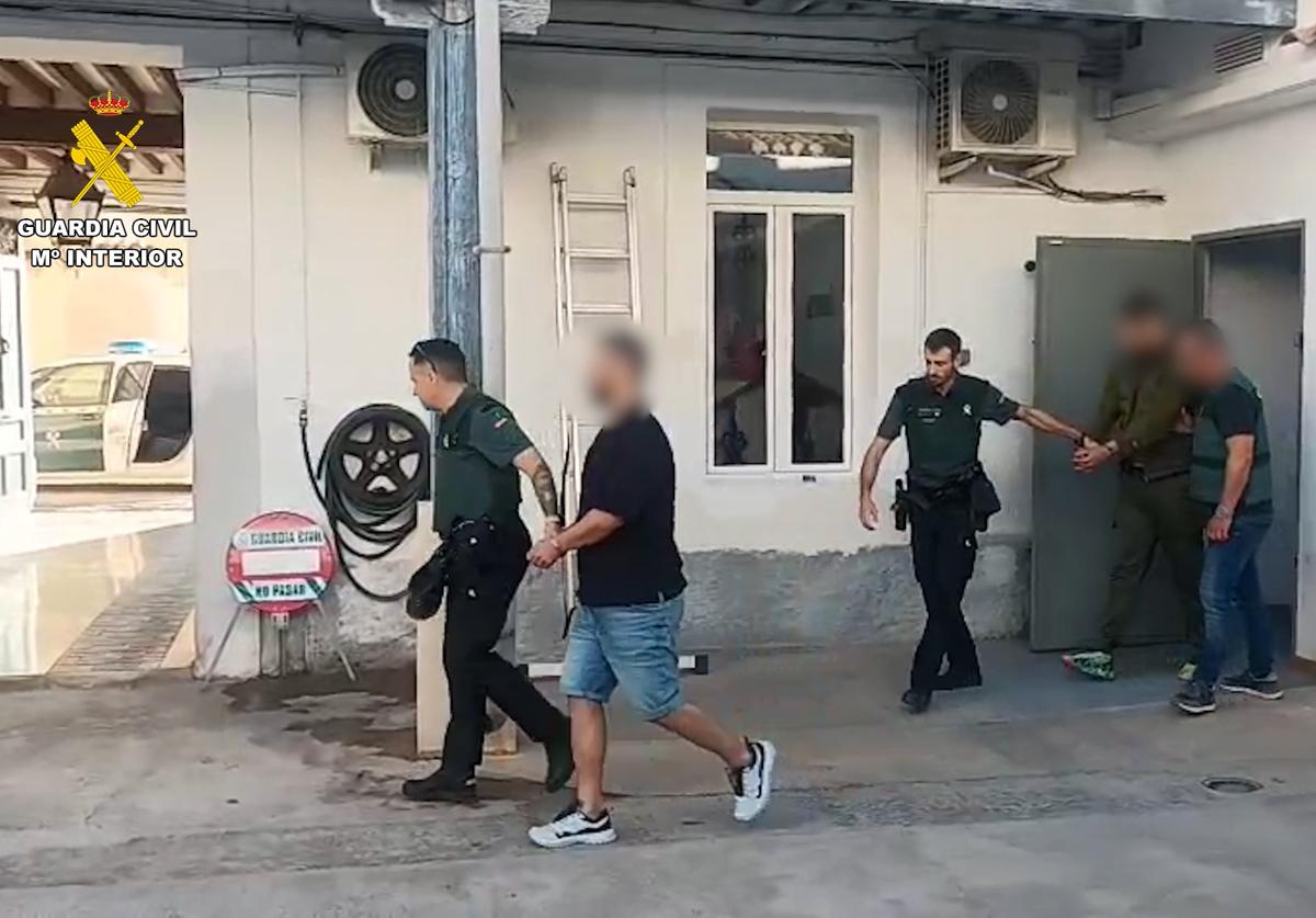 La Guardia Civil custodia a los dos detenidos.