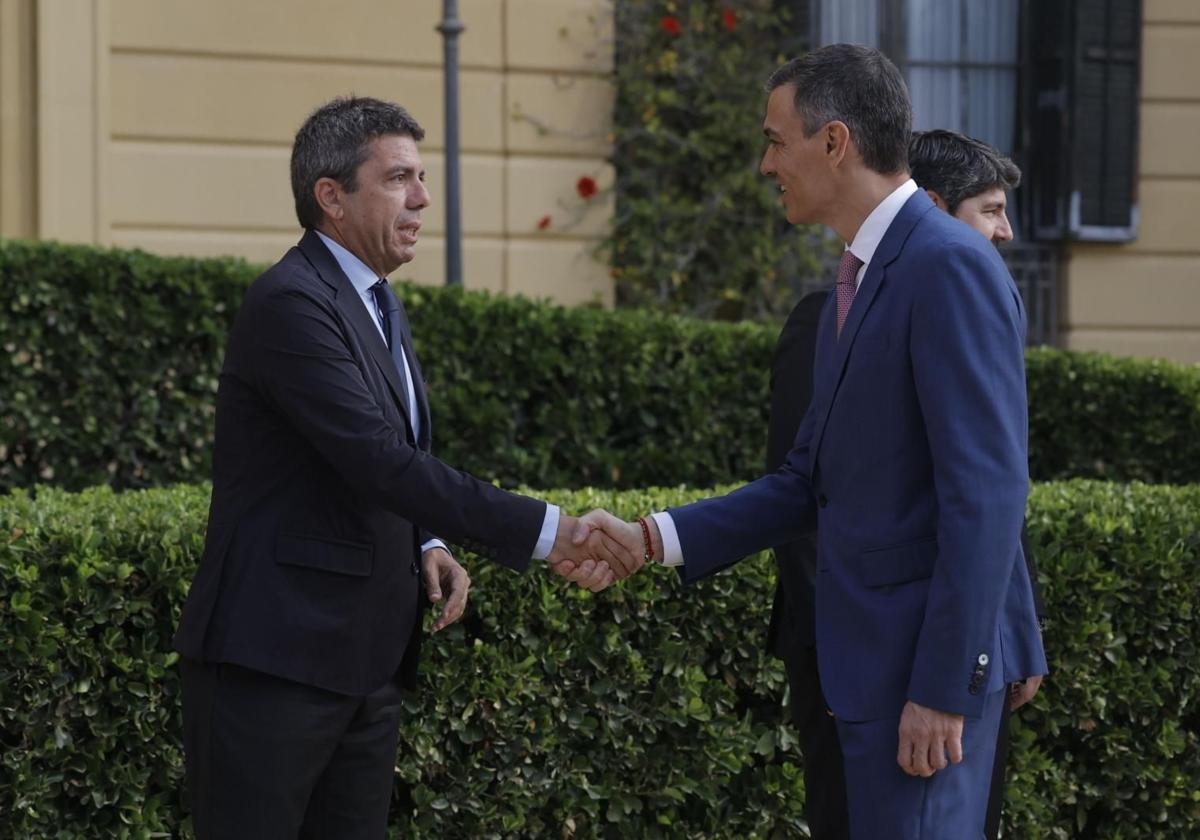 The President of the Generalitat, Carlos Mazón, greets Pedro Sánchez last Friday in Barcelona.