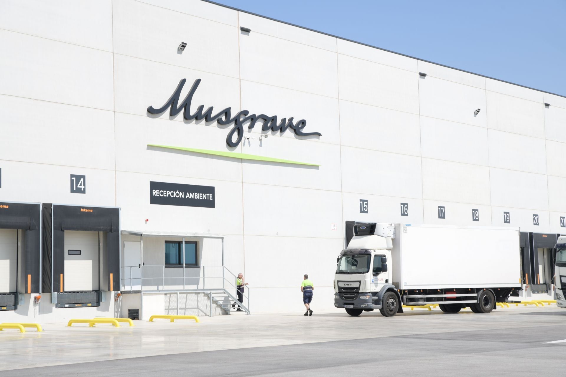 Imagen principal - El nuevo centro logístico de Musgrave (Dialprix) en Monforte del Cid permitirá duplicar su facturación hasta los 600 millones de euros al año