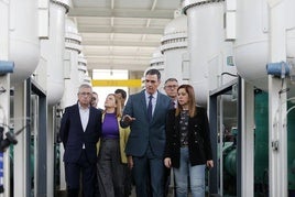 Pedro Sánchez en su visita a la desaladora de Torrevieja.