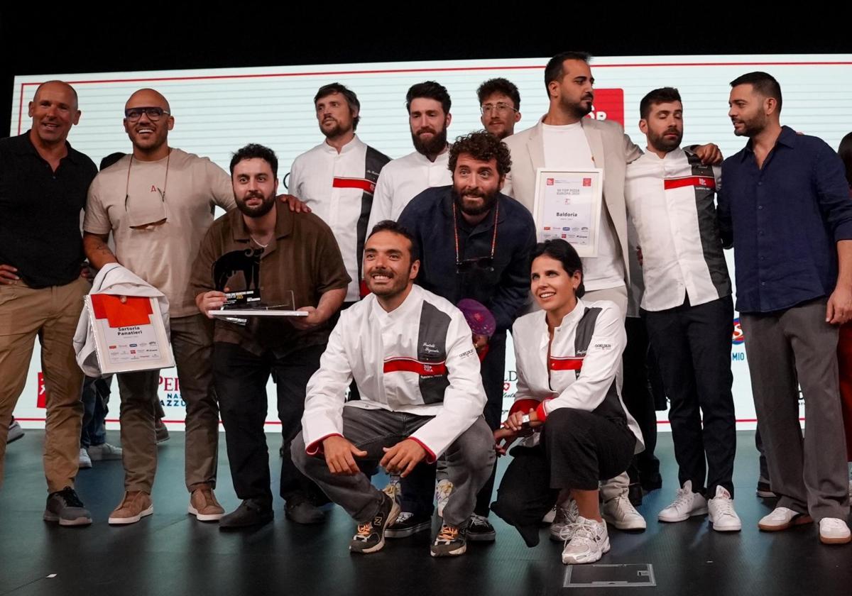 Los propietarios, Raquel Perramón y Gonzalo Infante, junto a otros galardonados.
