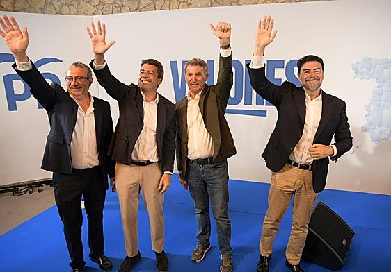 Toni Pérez, Carlos Mazón, Alberto Núñez Feijóo y Luis Barcala saludan en el acto celebrado este martes en Alicante.
