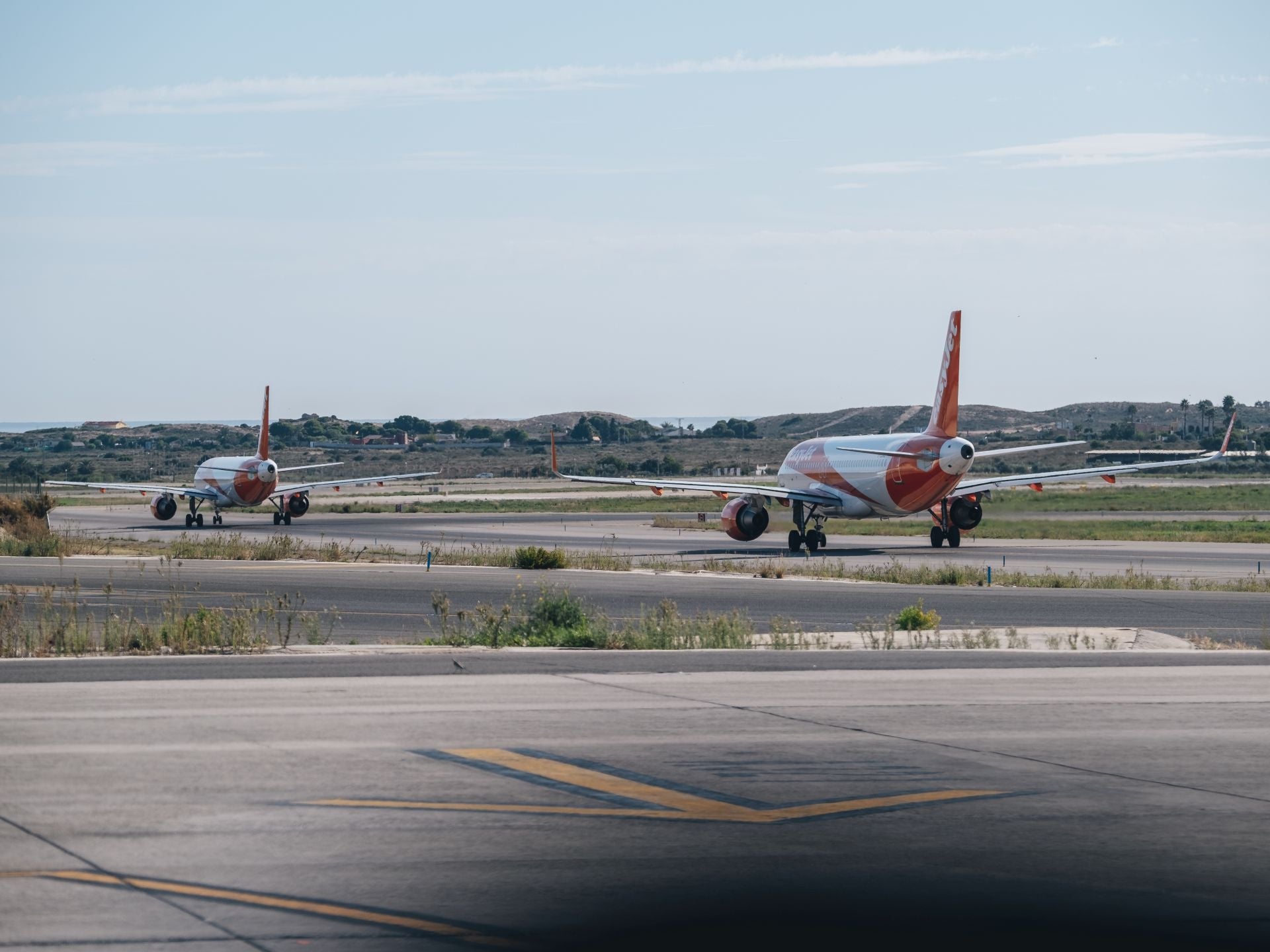 El Consell estalla contra el Gobierno por la ampliación de El Prat y pide «máxima urgencia» para el aeropuerto de Alicante-Elche