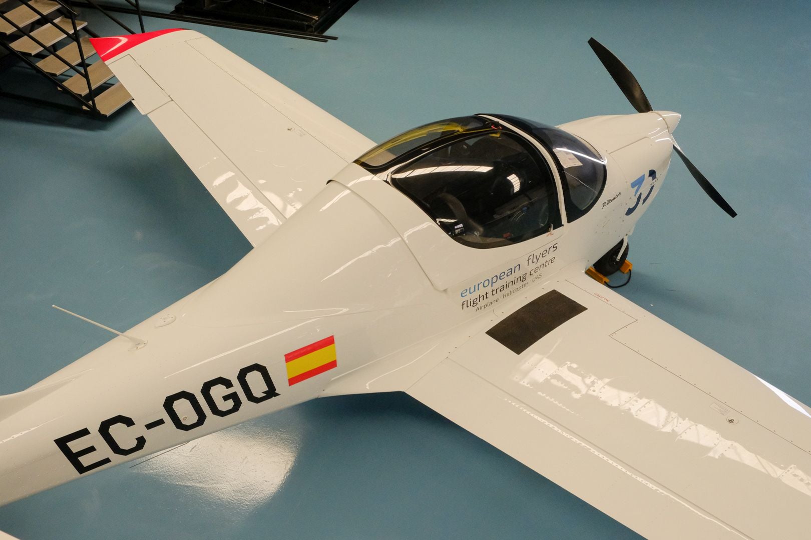 Helicópteros, simuladores y aviones en la escuela de pilotos de Alicante