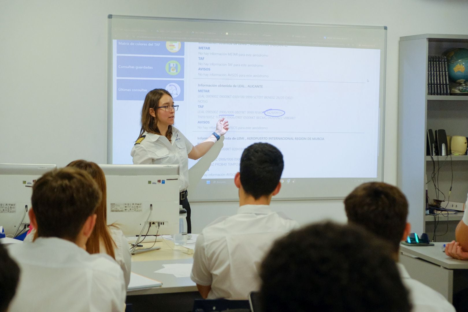 Helicópteros, simuladores y aviones en la escuela de pilotos de Alicante