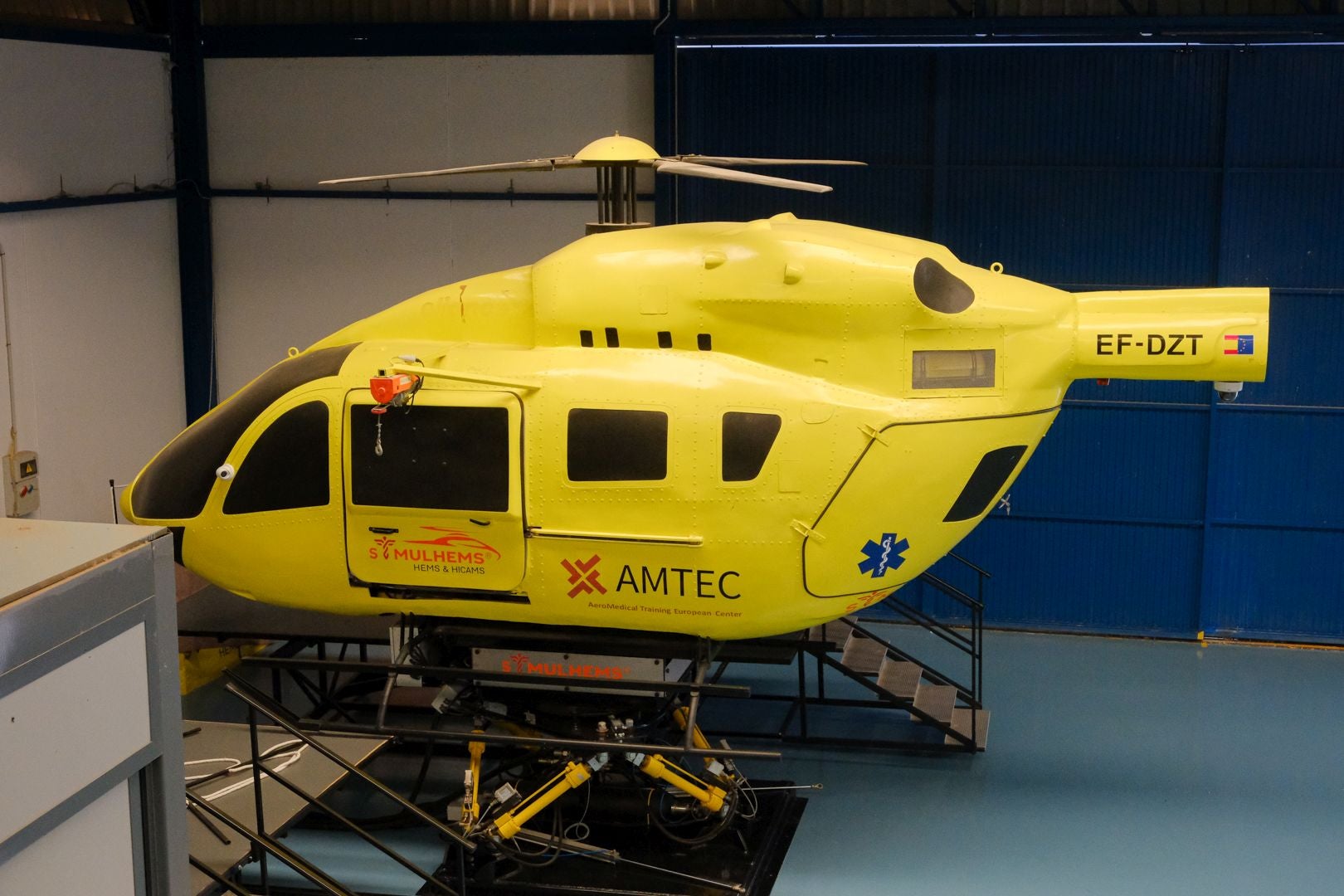 Helicópteros, simuladores y aviones en la escuela de pilotos de Alicante