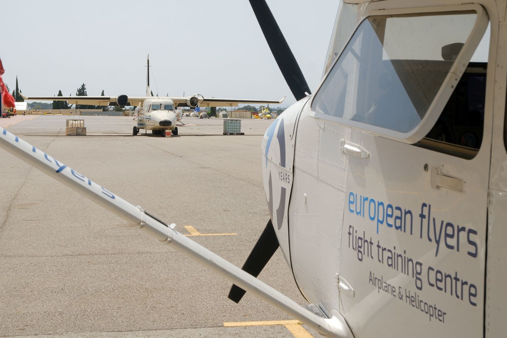 Helicópteros, simuladores y aviones en la escuela de pilotos de Alicante