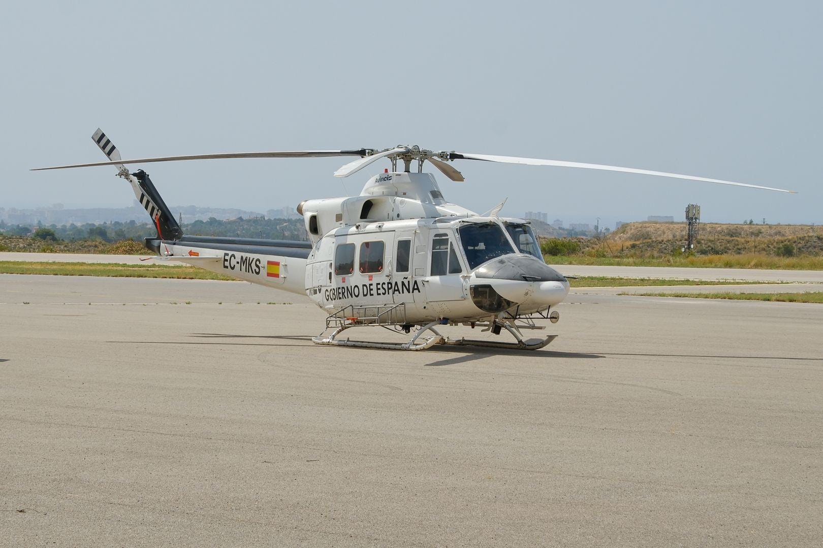 Helicópteros, simuladores y aviones en la escuela de pilotos de Alicante