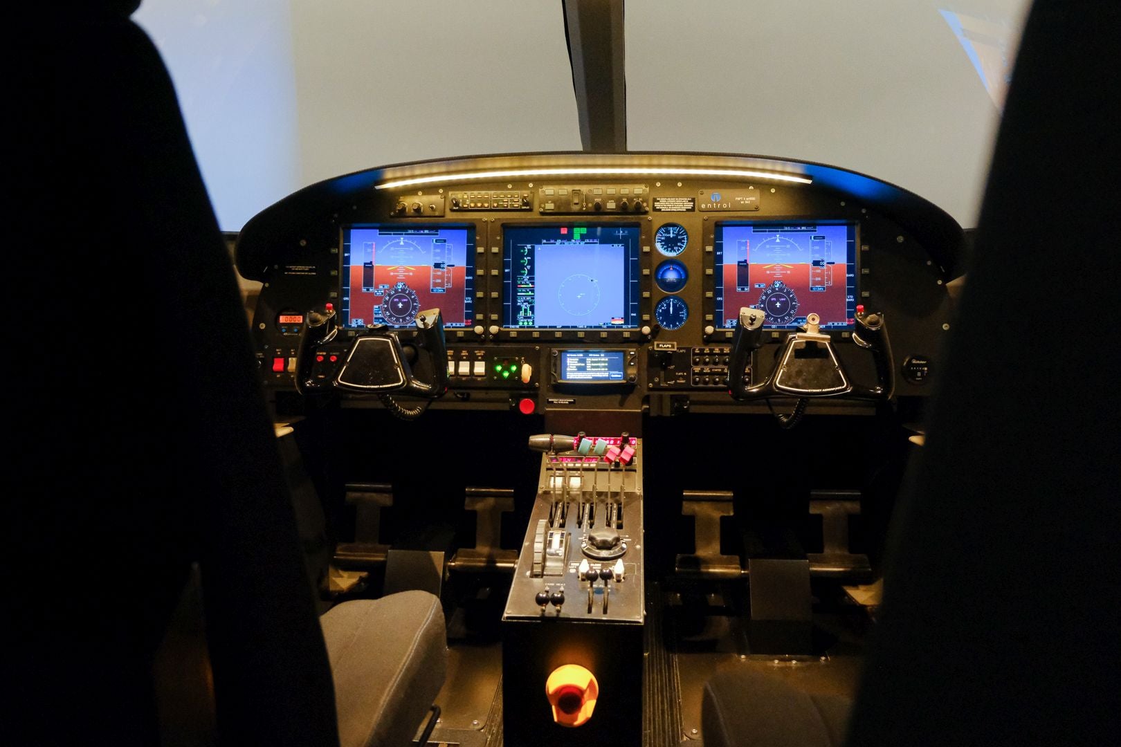 Helicópteros, simuladores y aviones en la escuela de pilotos de Alicante