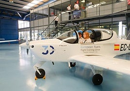 Helicópteros, simuladores y aviones en la escuela de pilotos de Alicante