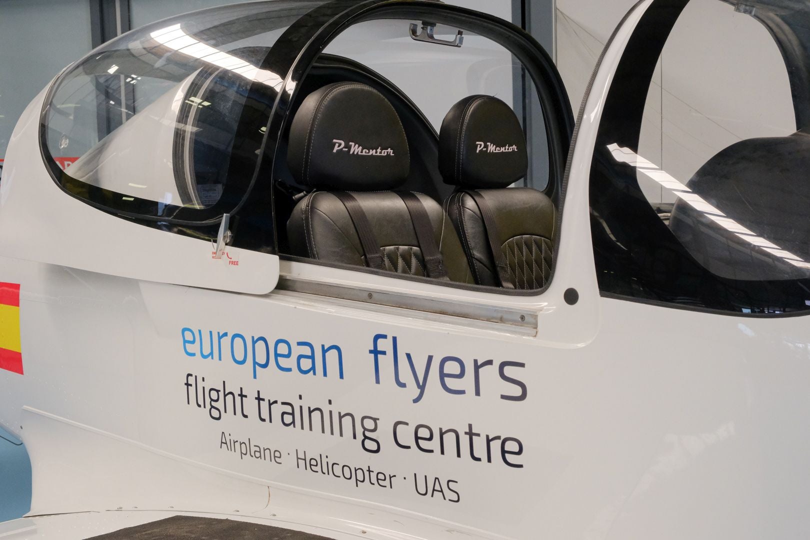 Helicópteros, simuladores y aviones en la escuela de pilotos de Alicante