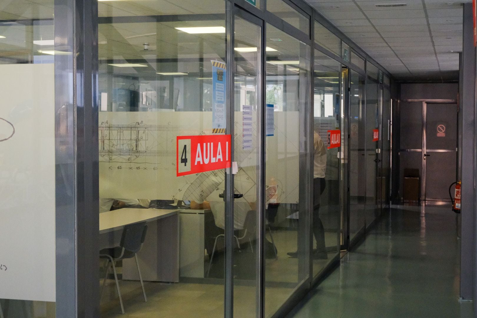 Helicópteros, simuladores y aviones en la escuela de pilotos de Alicante