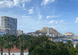 El centro de Alicante con el Castillo al fondo.