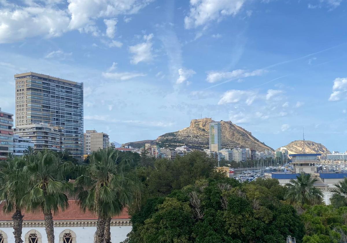 El centro de Alicante con el Castillo al fondo.