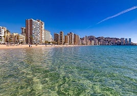 La playa ha sido el refugio de muchos turistas en una jornada muy calurosa