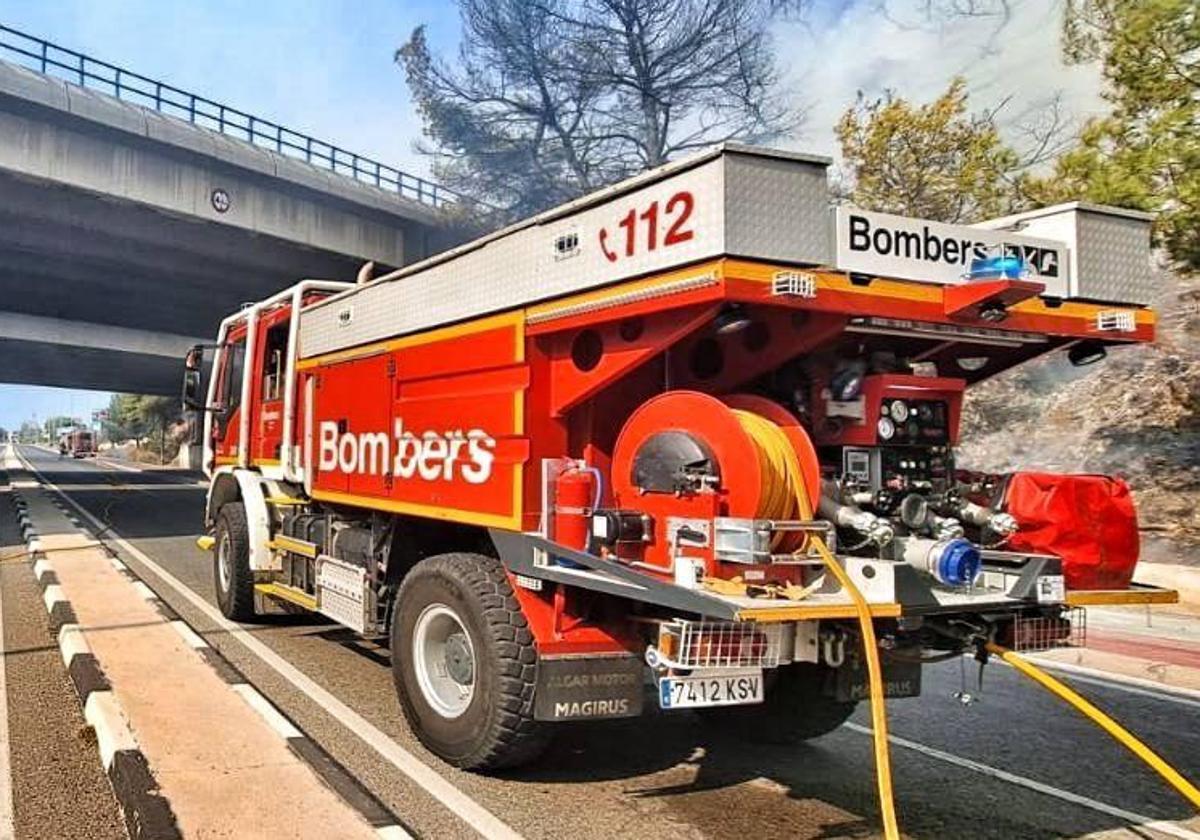 Un camión de bomberos.