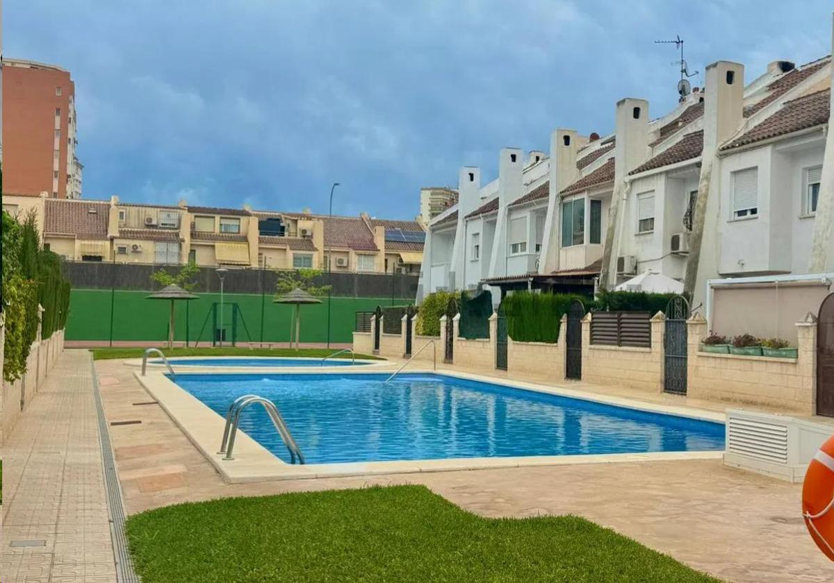 Urbanisation in San Juan Beach with a villa for sale, featuring an 'inquiokupa'.