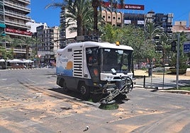 Equipo de limpieza adecentando la plaza de Luceros, tras una mascletà.