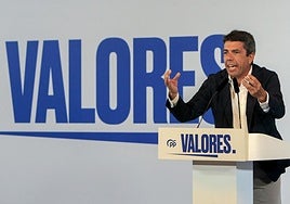 El presidente del PP de la Comunitat Valenciana y de la Generalitat, Carlos Mazón, durante su intervención en el acto celebrado con militantes en Alicante.