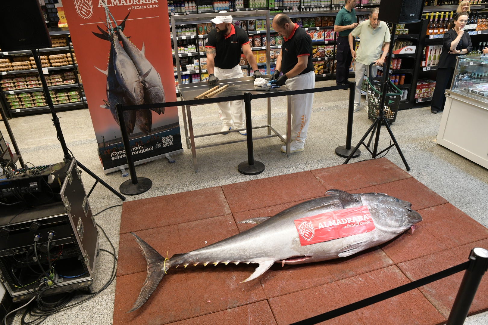 Las mejores imágenes del espectacular ronqueo del atún en El Corte Inglés de Alicante