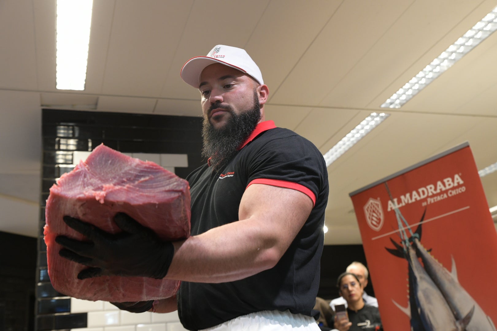 Las mejores imágenes del espectacular ronqueo del atún en El Corte Inglés de Alicante