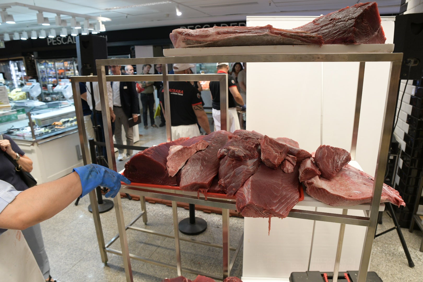 Las mejores imágenes del espectacular ronqueo del atún en El Corte Inglés de Alicante