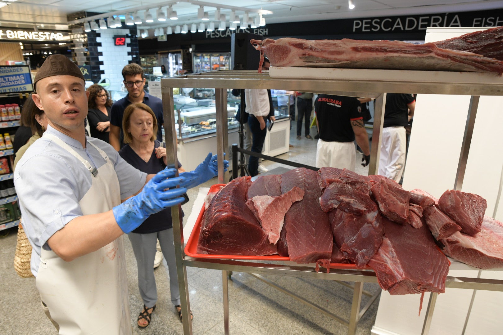 Las mejores imágenes del espectacular ronqueo del atún en El Corte Inglés de Alicante