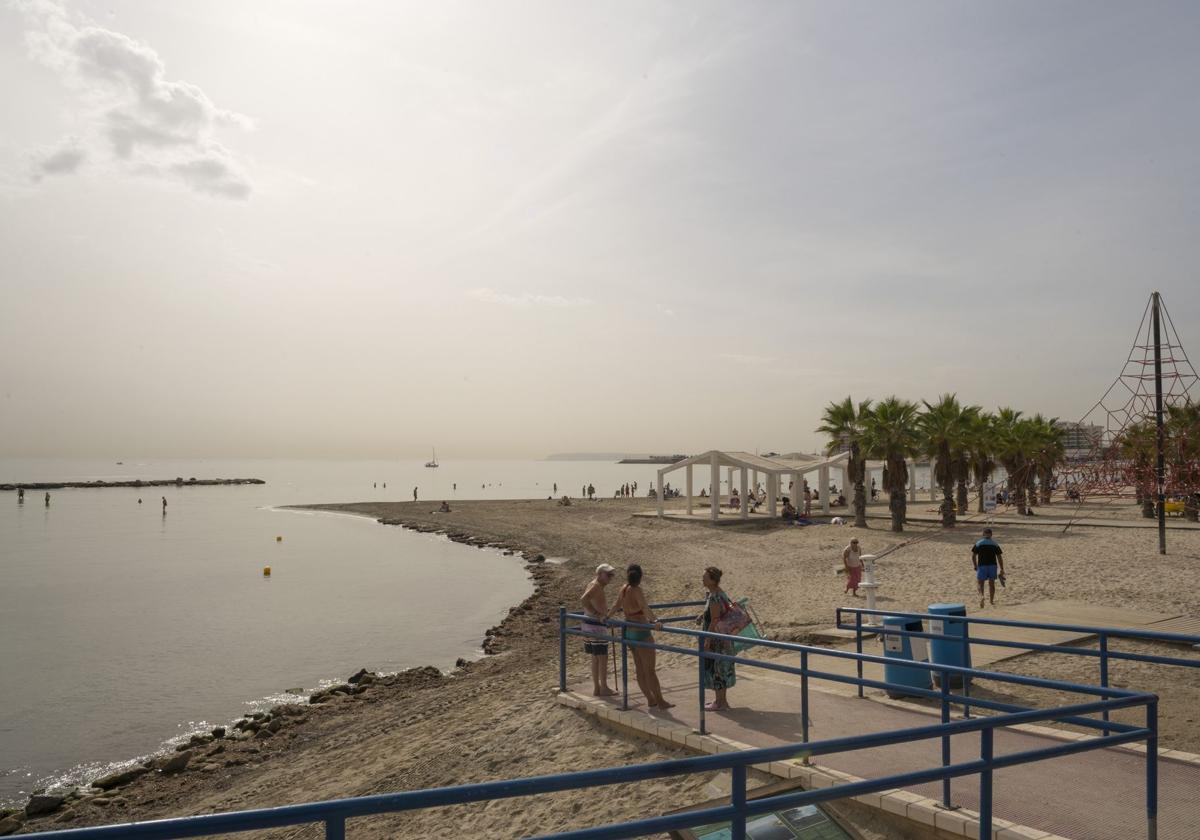 Playa del cocó por la tarde con calor y cielos nubosos en Alicante.