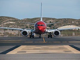 Avión en el aeropuerto de Alicante-Elche.