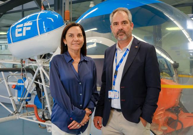 Los hermanos Miñano posan con el primer helicóptero que usó su padre.