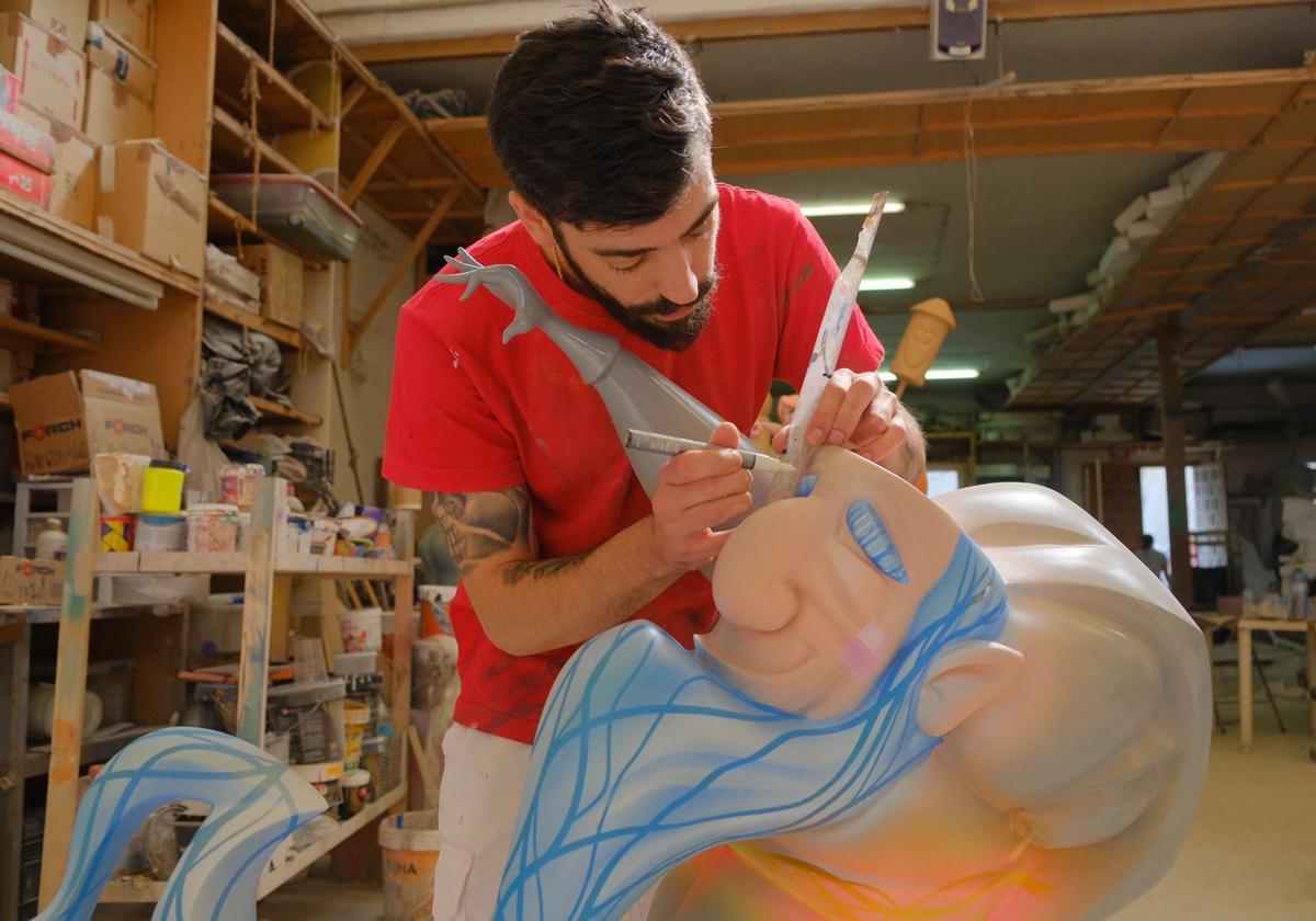 Artist Adrián Alcaraz finalises a ninot for La Ceràmica.