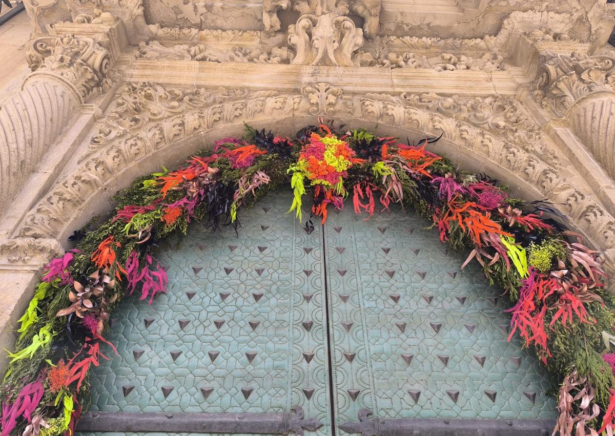 Imagen secundaria 1 - Ornamentación floral por las Hogueras de Alicante.