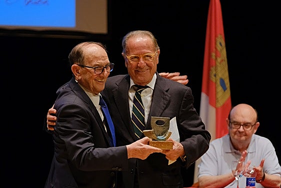 Francisco Santiago recibe el premio 'García Antón' de manos del presidente de la Junta Central de Usuarios del Trasvase Júcar-Vinalopó, Ángel Urbina.