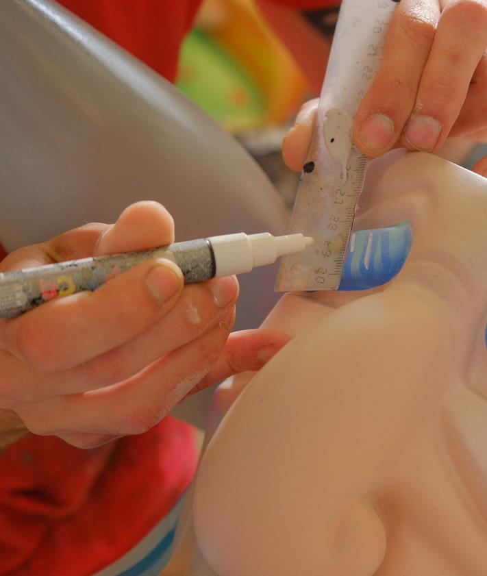 Imagen secundaria 2 - Proceso de lijado, pintura y detalles de la foguera infantil de La Ceràmica.