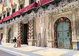 Ornamentación floral en la fachada del Ayuntamiento.