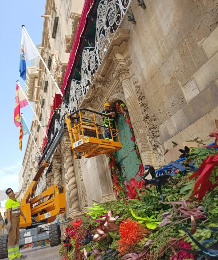 Imagen secundaria 2 - Ornamentación floral por las Hogueras de Alicante.