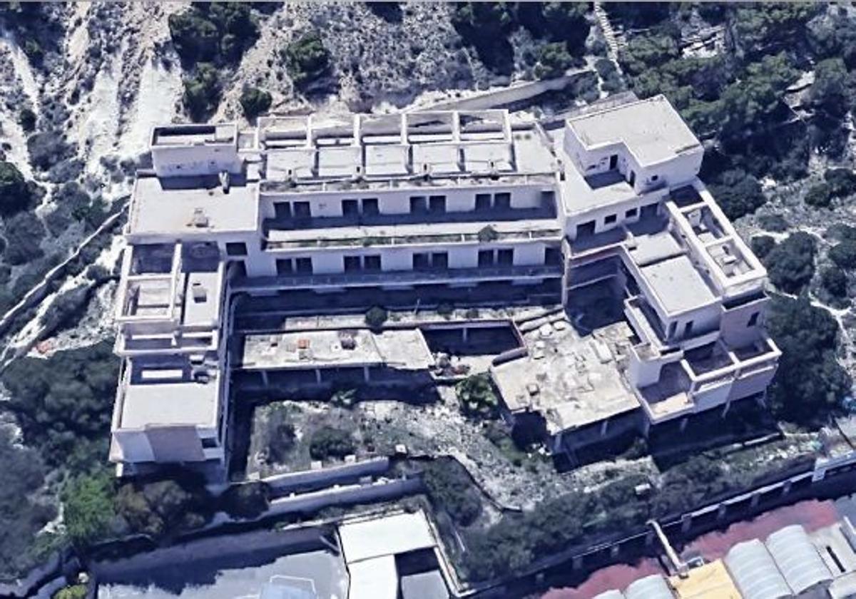 Imagen principal - Green light for the new hotel on Albufereta beach nearly two decades after the building was erected
