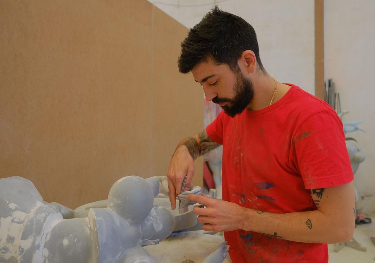 Imagen principal - Proceso de lijado, pintura y detalles de la foguera infantil de La Ceràmica.