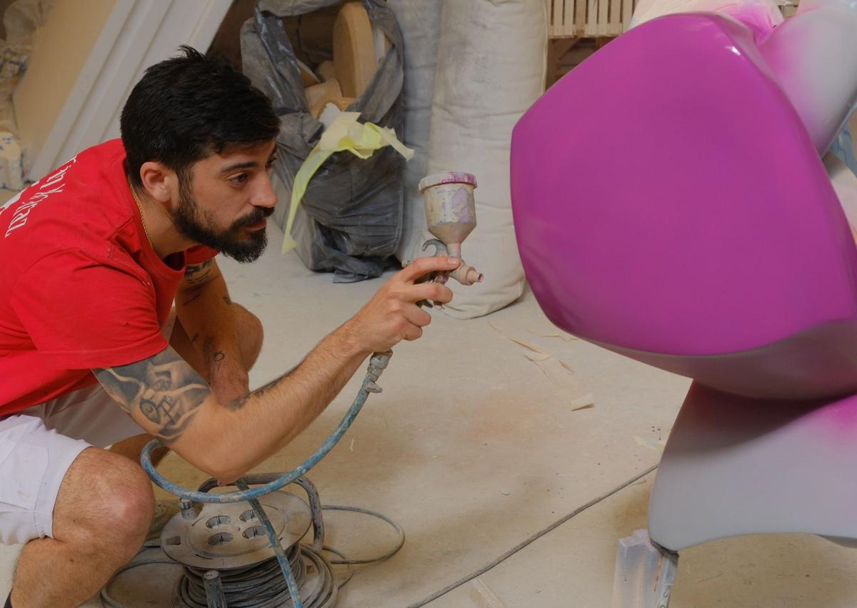 Imagen secundaria 1 - Proceso de lijado, pintura y detalles de la foguera infantil de La Ceràmica.