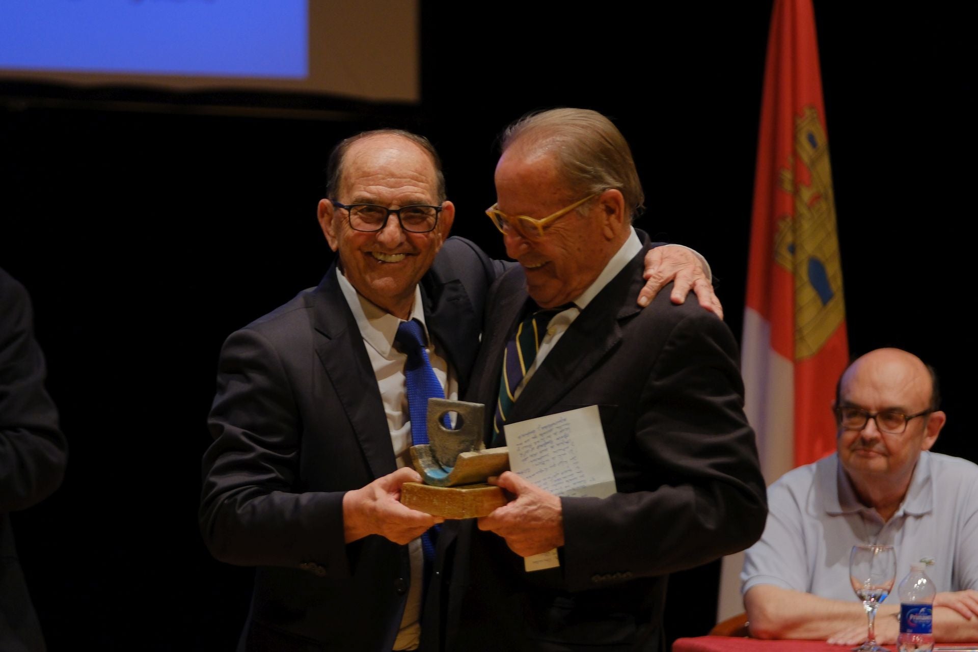 Francisco Santiago receives the 'García Antón' award from the president of the Central Board of Users of the Júcar-Vinalopó Transfer, Ángel Urbina.