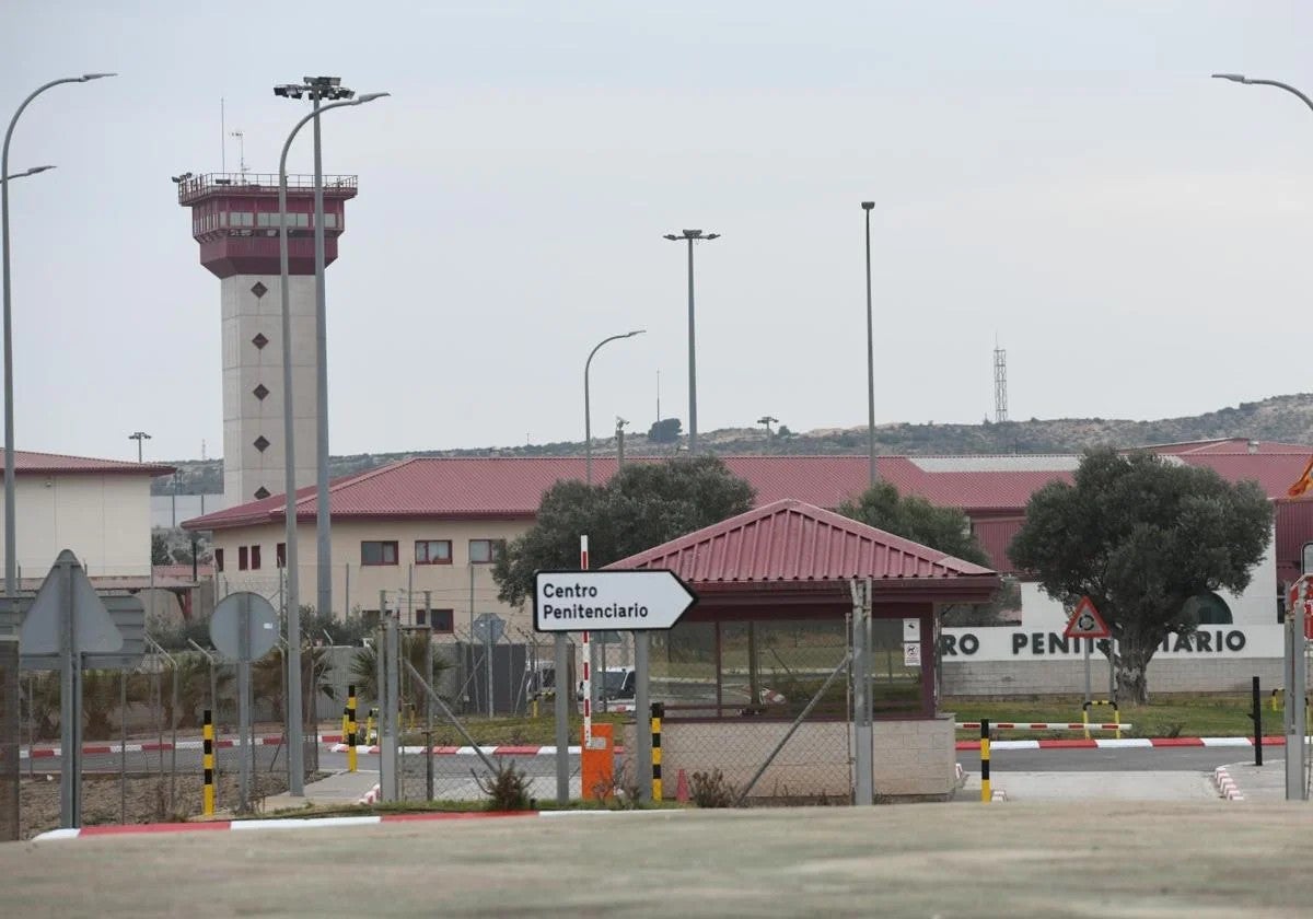 Imagen principal - Prison for the detainee over the stabbing death of a woman in a brawl between two clans in Villena
