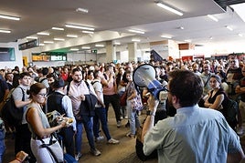 Pasajeros aglutinados en Chamartín.