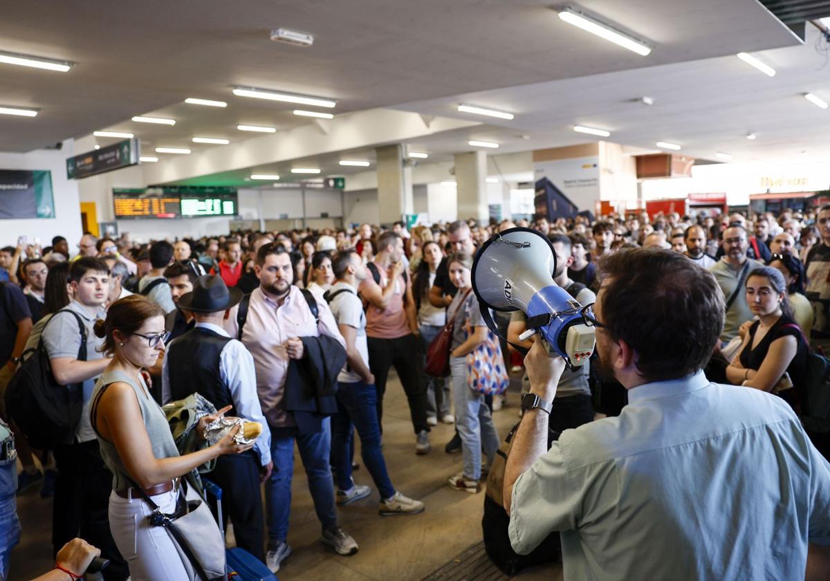 Pasajeros aglutinados en Chamartín.