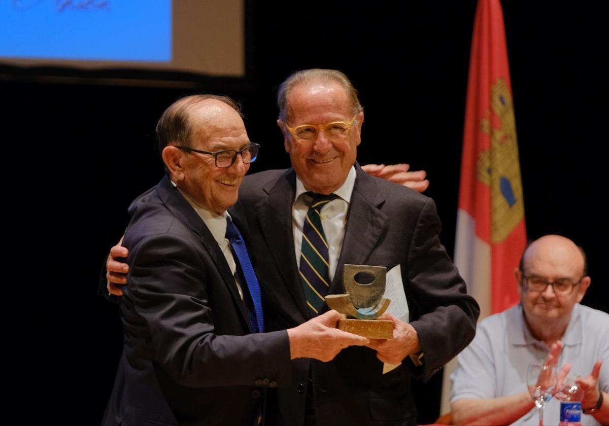Francisco Santiago recibe el premio 'García Antón' de manos del presidente de la Junta Central de Usuarios del Trasvase Júcar-Vinalopó, Ángel Urbina.