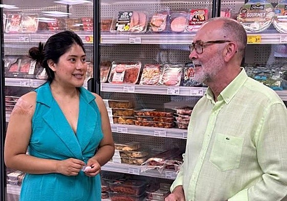 El alcalde de El Campello, Juanjo Berenguer, visita el comercio.