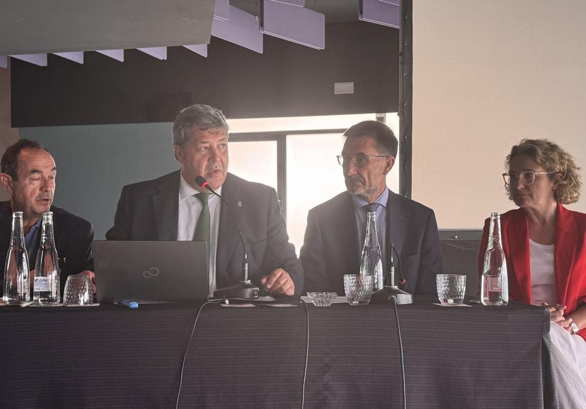 Mesa de los jueces decanos en el Hotel Meliá comandada por el decano de Alicante, César Martínez.