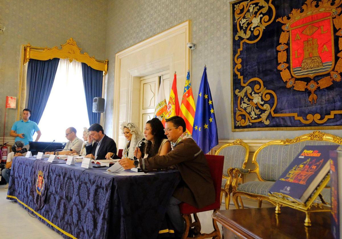 Presentación de la revista 'Festa de Fogueres'.