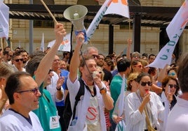Protesta de médicos este viernes en Alicante.