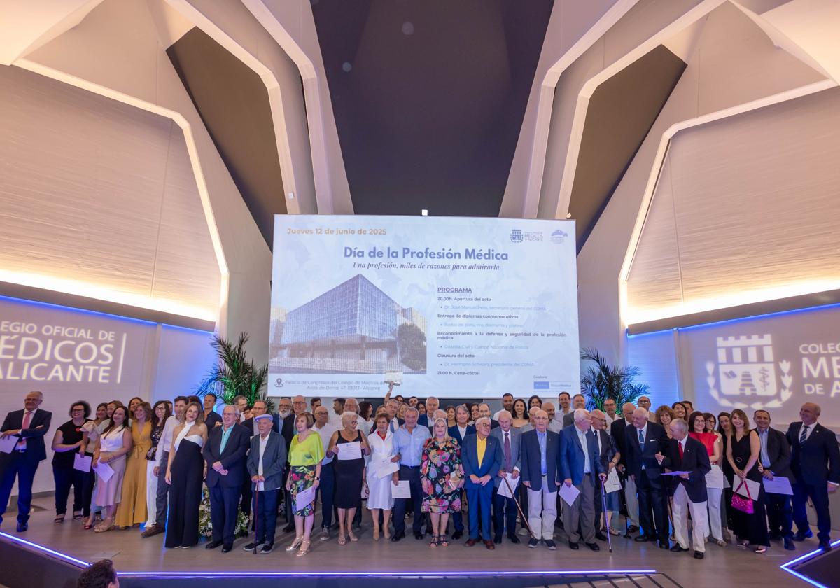 Family photo of the event, held at the COMA Congress Palace.