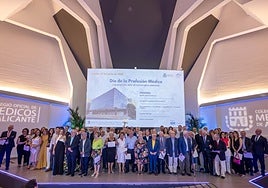 Foto de familia del acto, celebrado en el Palacio de Congresos del COMA.